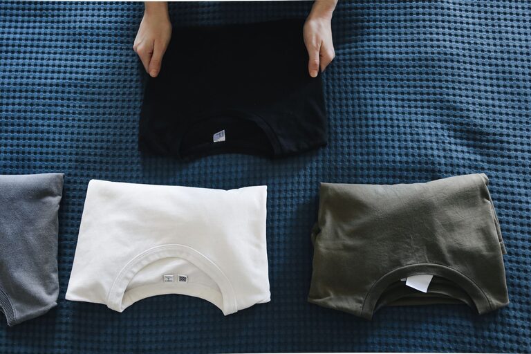 Praktyczne zasady składania ubrań i organizacji szafy